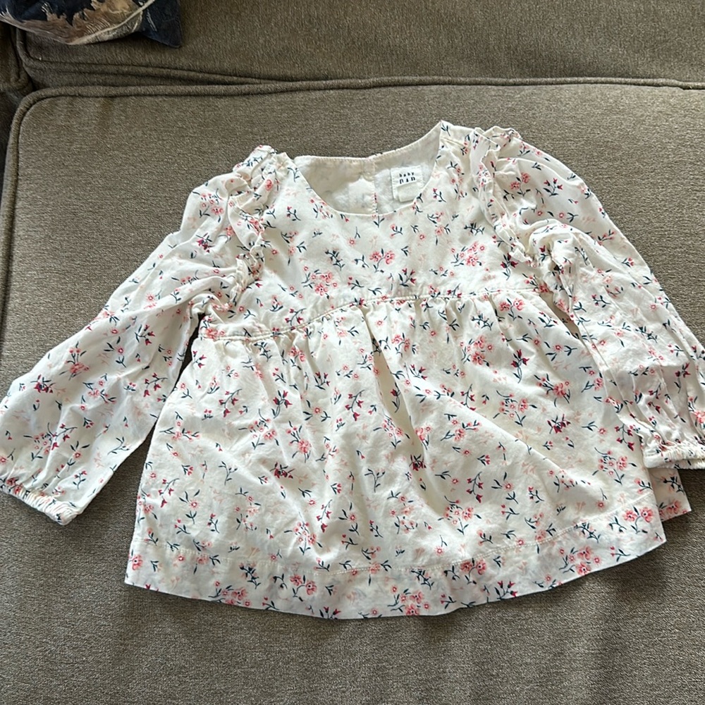 Gap 12-18m cotton ruffled shirt in EUC